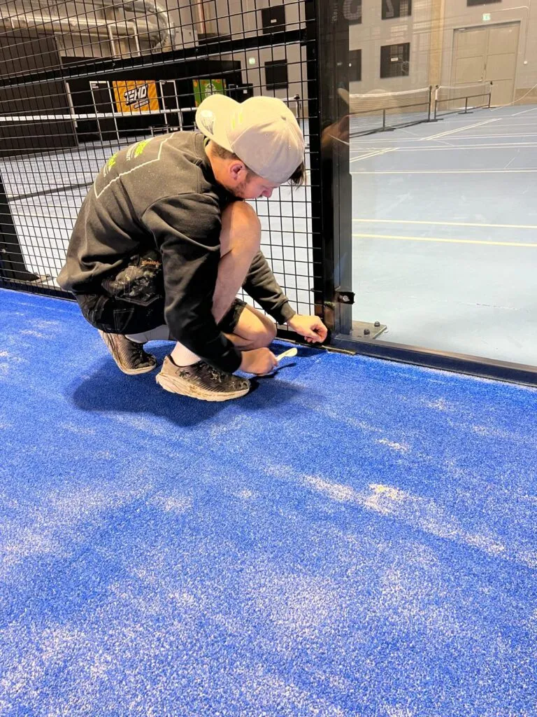 Mailamestari.fi:n padelkentät huollettu huippukuntoon – Evergrass Oy teki perusteellisen syväpuhdistuksen! – kuva 5