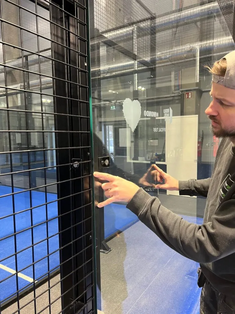 Mailamestari.fi:n padelkentät huollettu huippukuntoon – Evergrass Oy teki perusteellisen syväpuhdistuksen! – kuva 6