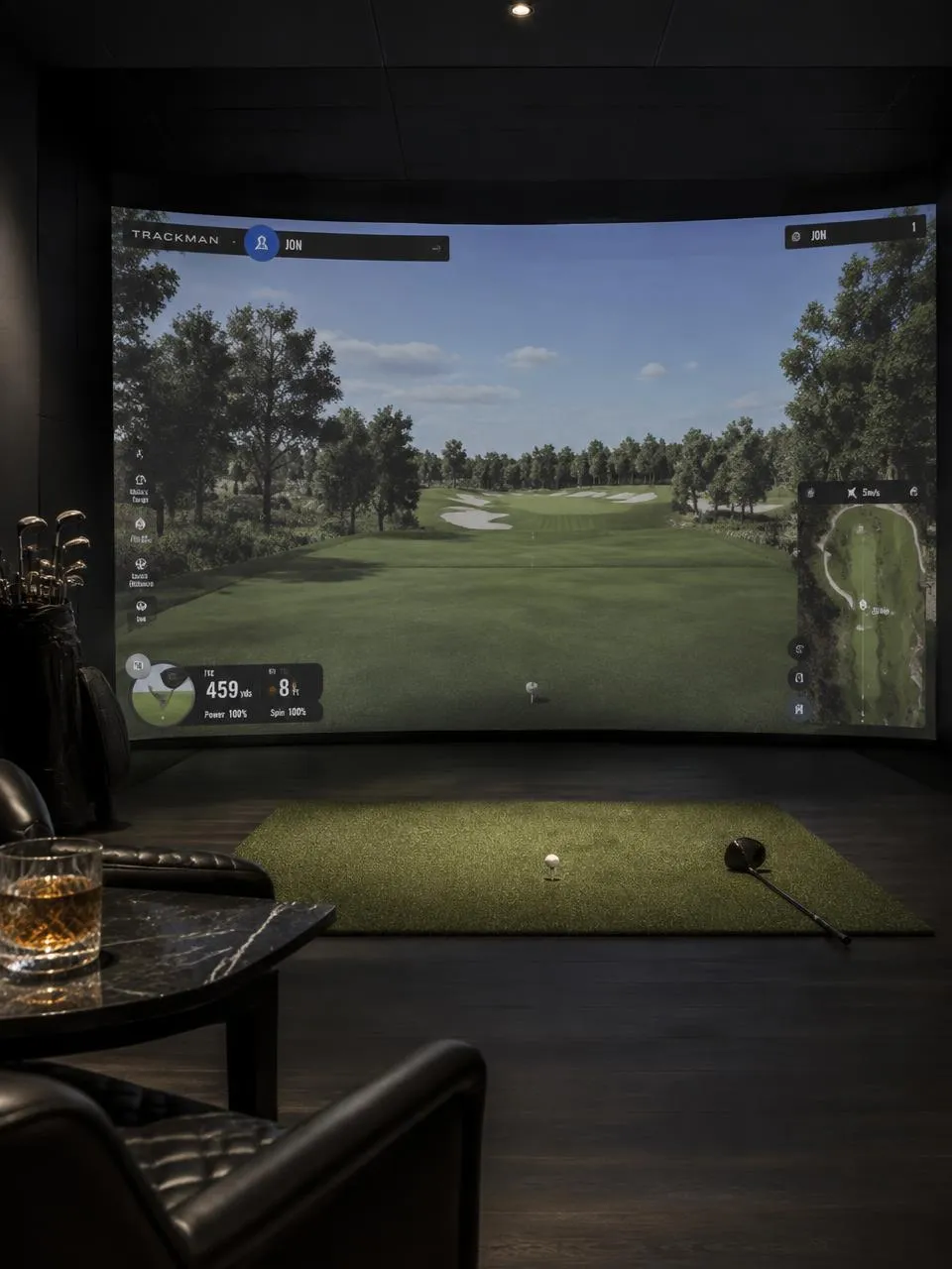 Golfsimulaattorin valkokangas, lyöntimatto ja pallo tiillä