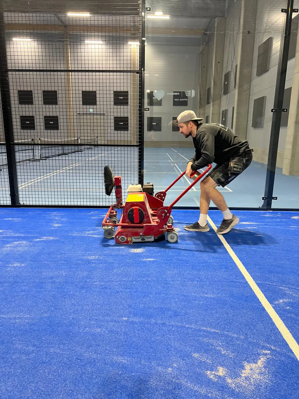 Mailamestari.fi:n padelkentät huollettu huippukuntoon – Evergrass Oy teki perusteellisen syväpuhdistuksen! – kuva 1