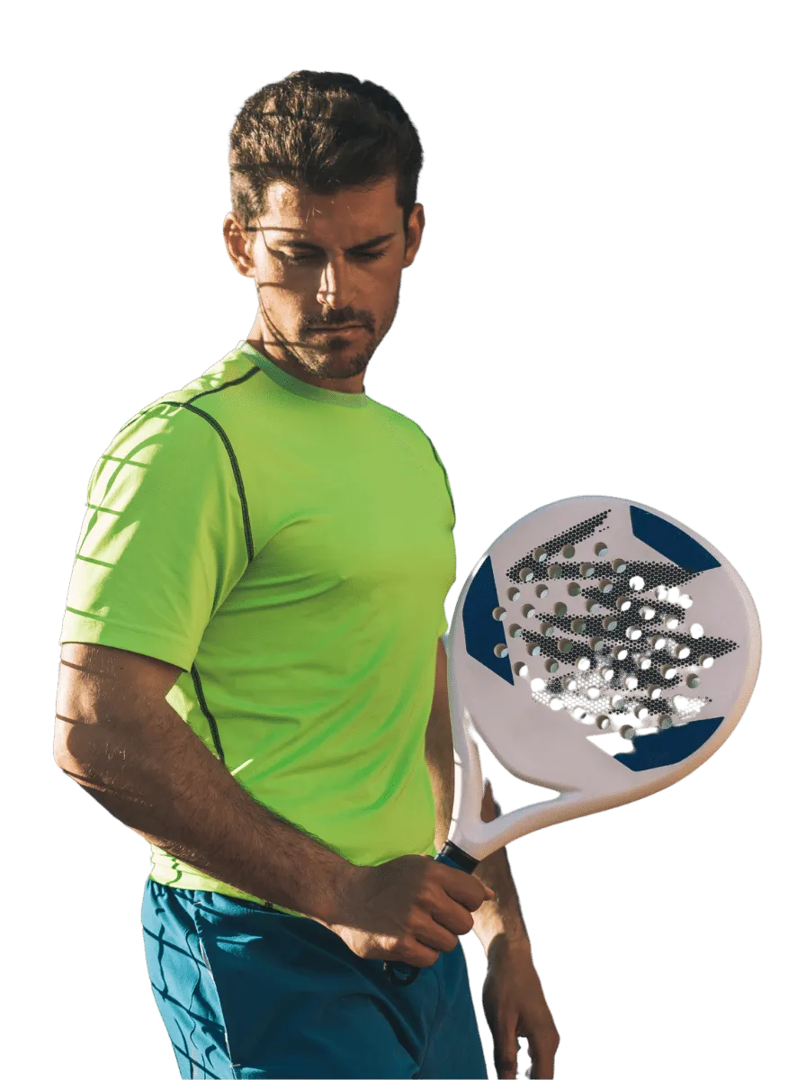 Padelpelaaja maila kädessään