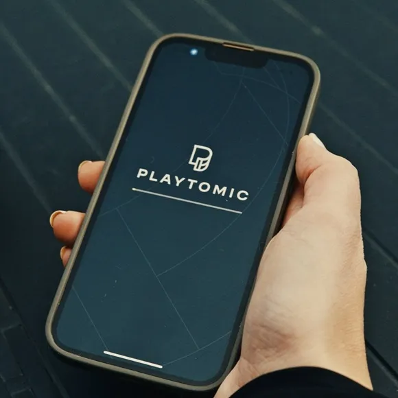 Lataa Playtomicin sovellus varataksesi kentät mailapelihallista