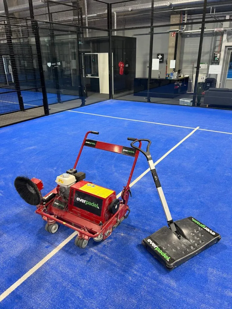 Mailamestari.fi:n padelkentät huollettu huippukuntoon – Evergrass Oy teki perusteellisen syväpuhdistuksen! – kuva 2