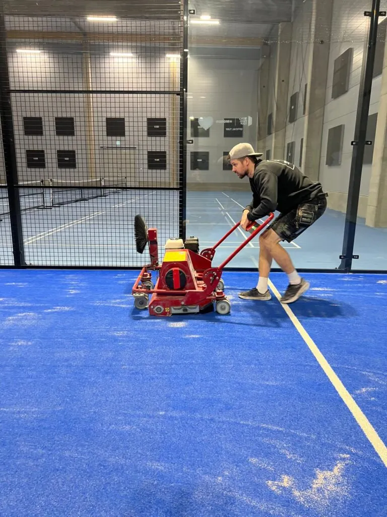 Mailamestari.fi:n padelkentät huollettu huippukuntoon – Evergrass Oy teki perusteellisen syväpuhdistuksen! – kuva 4